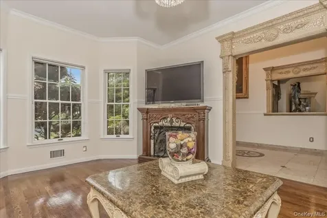 21 Chauncey Place Woodbury NY 11797