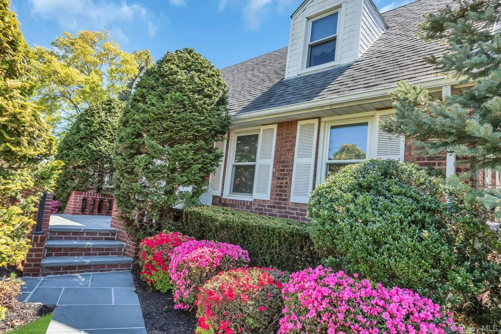 304 Old Courthouse Road New Hyde Park NY 11040