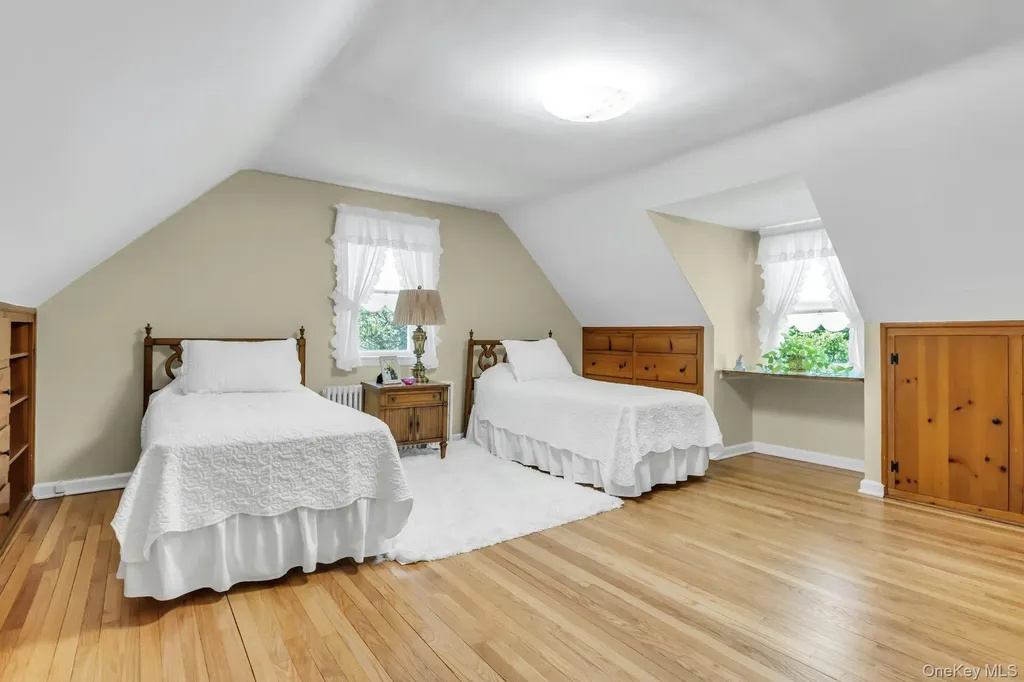304 Old Courthouse Road New Hyde Park NY 11040