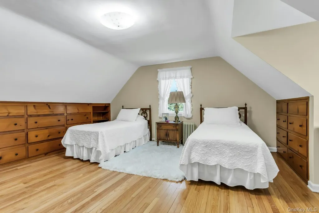 304 Old Courthouse Road New Hyde Park NY 11040
