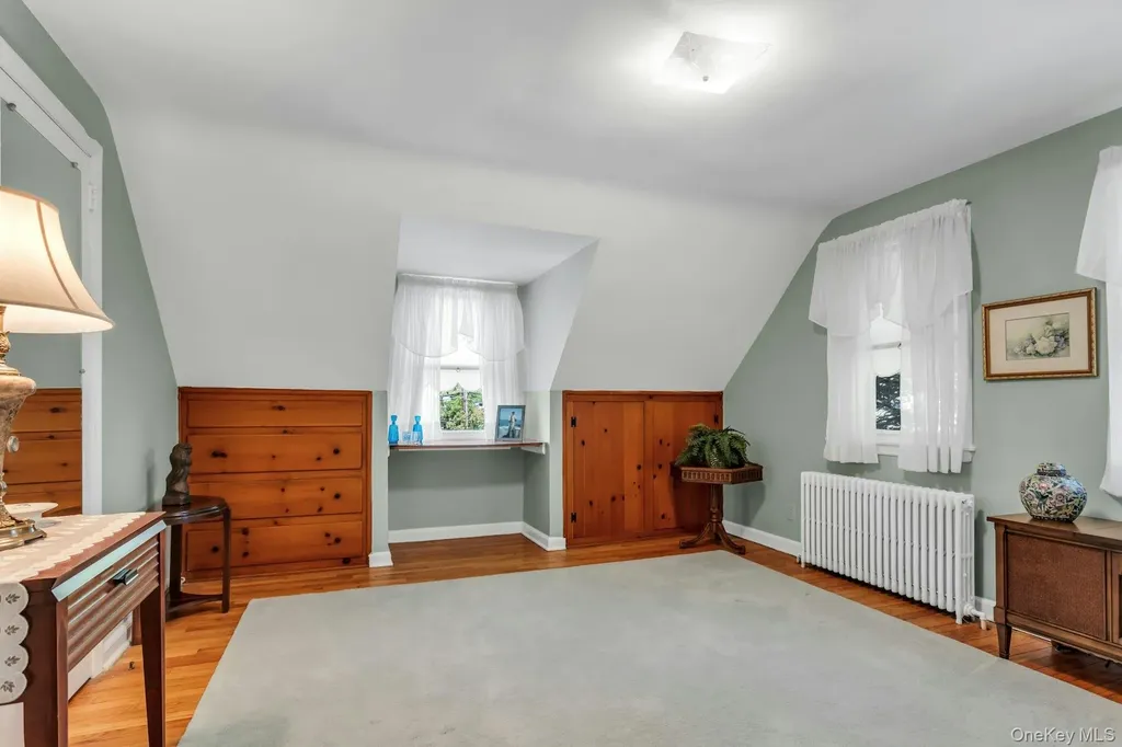 304 Old Courthouse Road New Hyde Park NY 11040