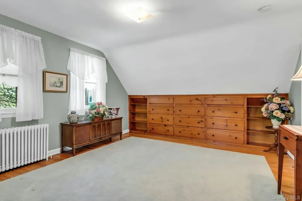 304 Old Courthouse Road New Hyde Park NY 11040