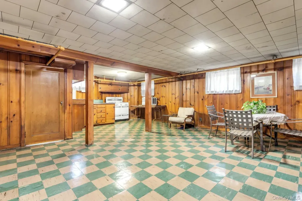 304 Old Courthouse Road New Hyde Park NY 11040