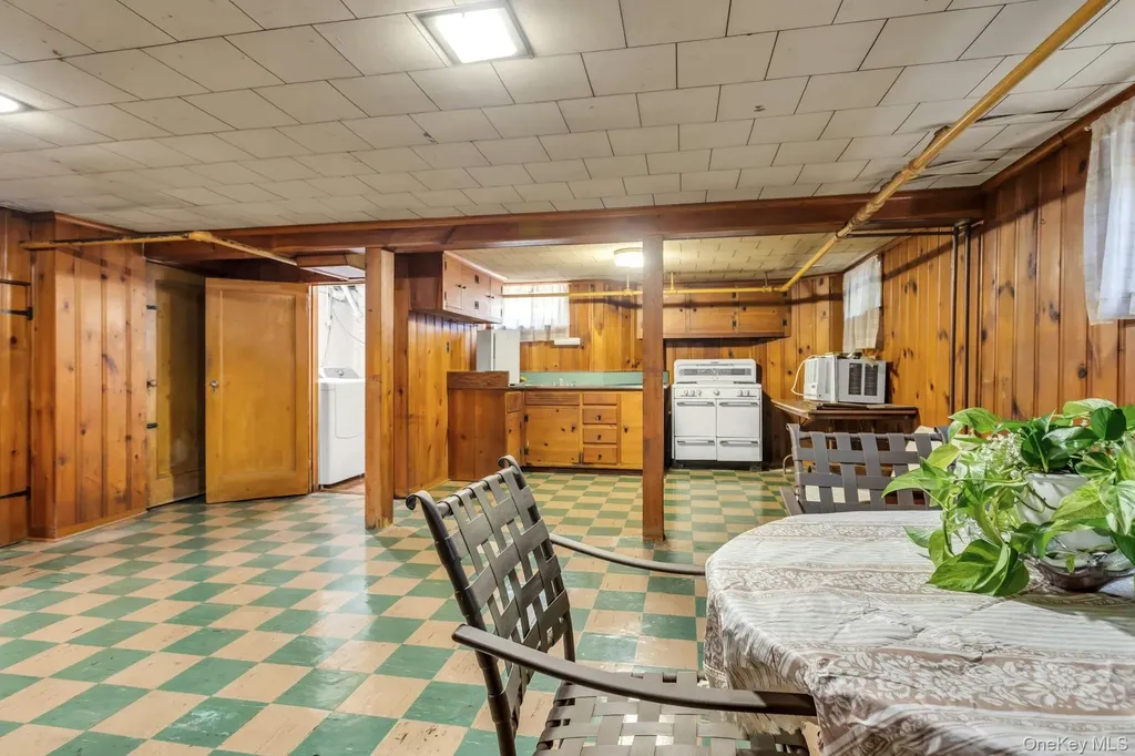 304 Old Courthouse Road New Hyde Park NY 11040