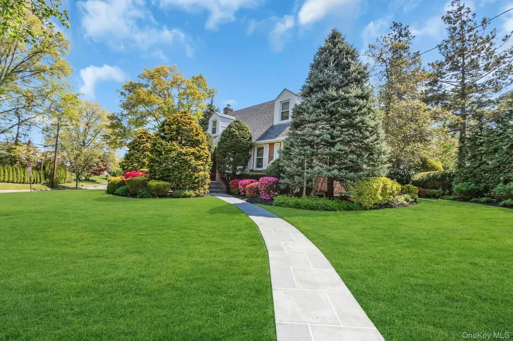 304 Old Courthouse Road New Hyde Park NY 11040