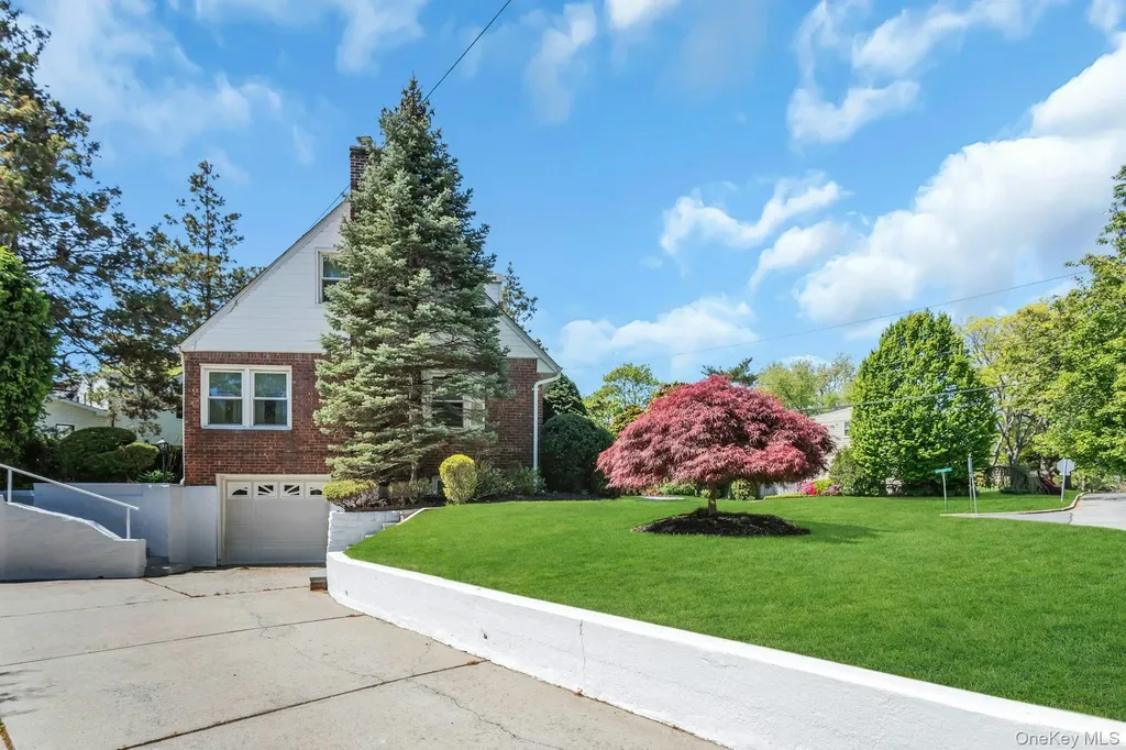 304 Old Courthouse Road New Hyde Park NY 11040