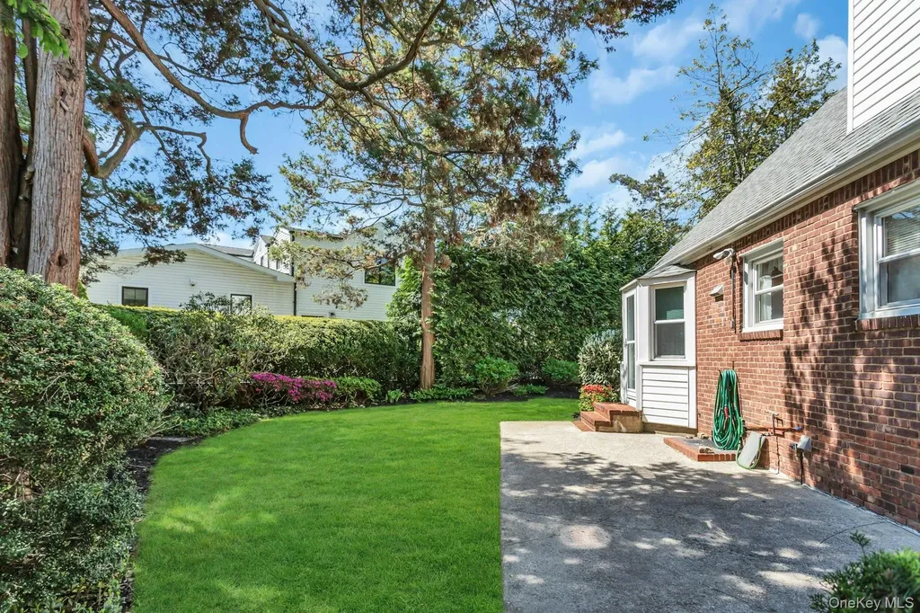 304 Old Courthouse Road New Hyde Park NY 11040