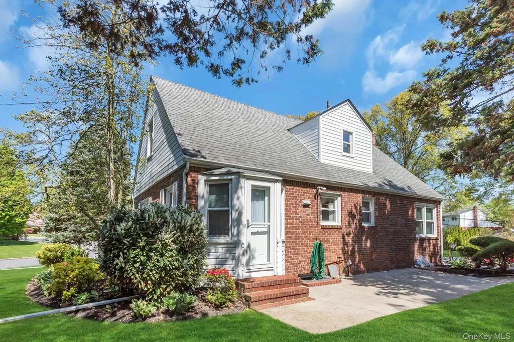 304 Old Courthouse Road New Hyde Park NY 11040