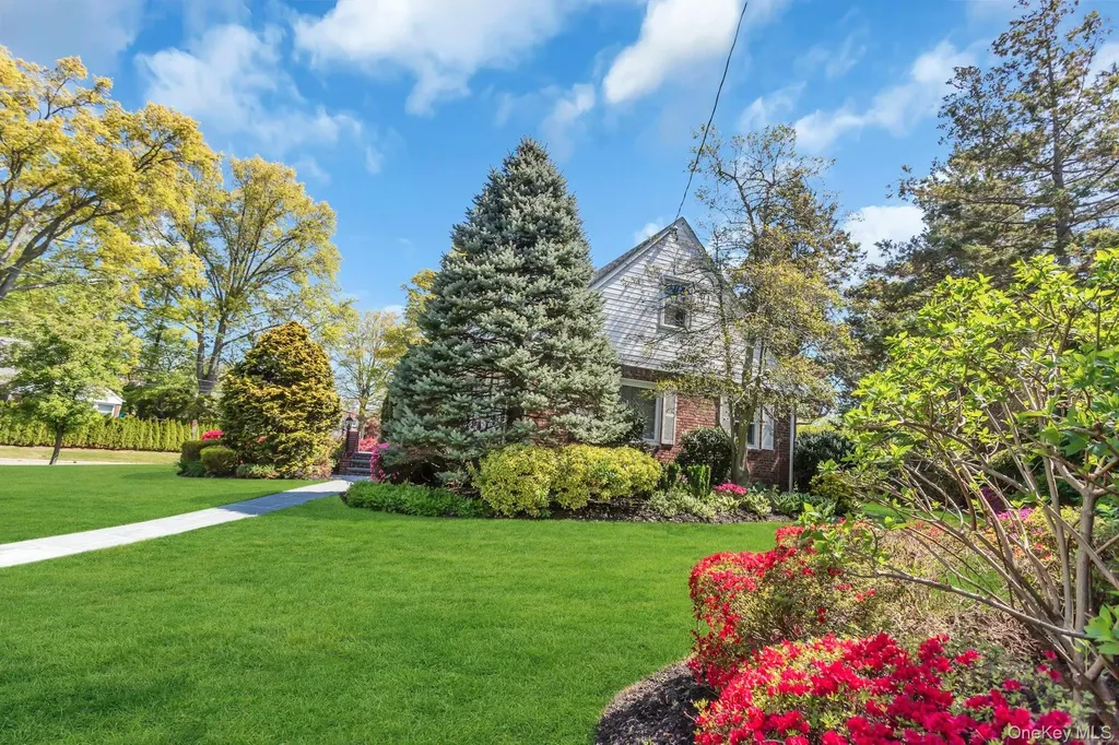 304 Old Courthouse Road New Hyde Park NY 11040