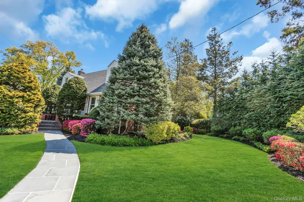 304 Old Courthouse Road New Hyde Park NY 11040