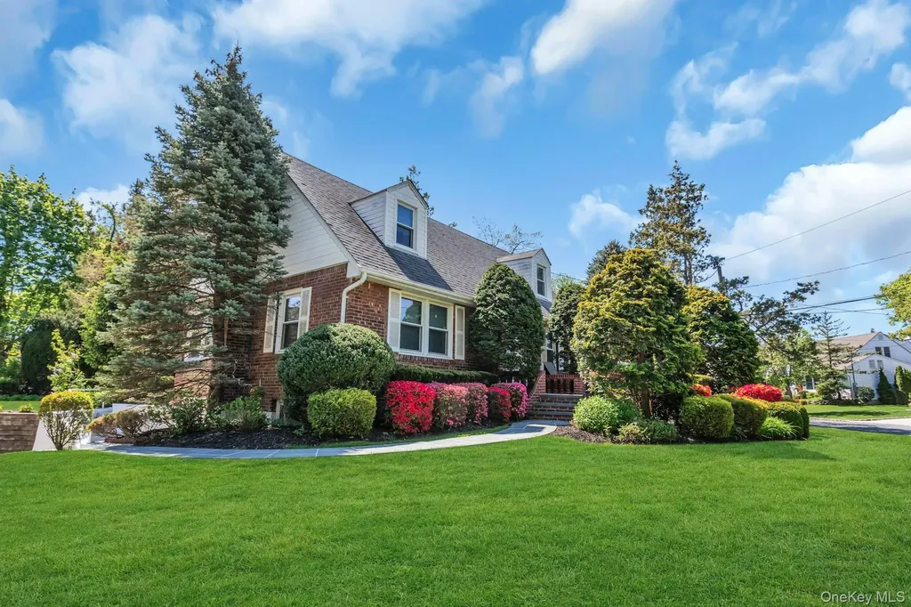 304 Old Courthouse Road New Hyde Park NY 11040