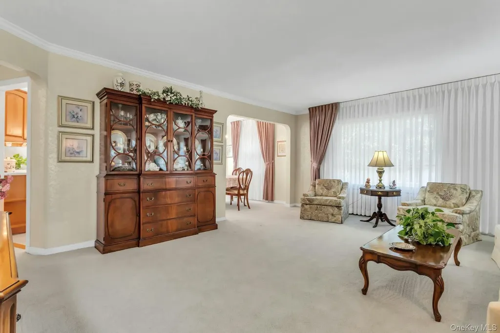 304 Old Courthouse Road New Hyde Park NY 11040