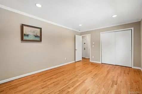2 Germonds Village Bardonia NY 10954
