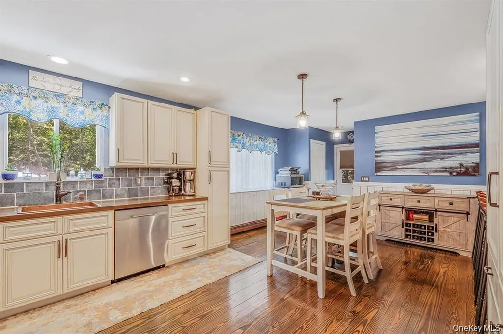 3 Emily Court Hampton Bays NY 11946