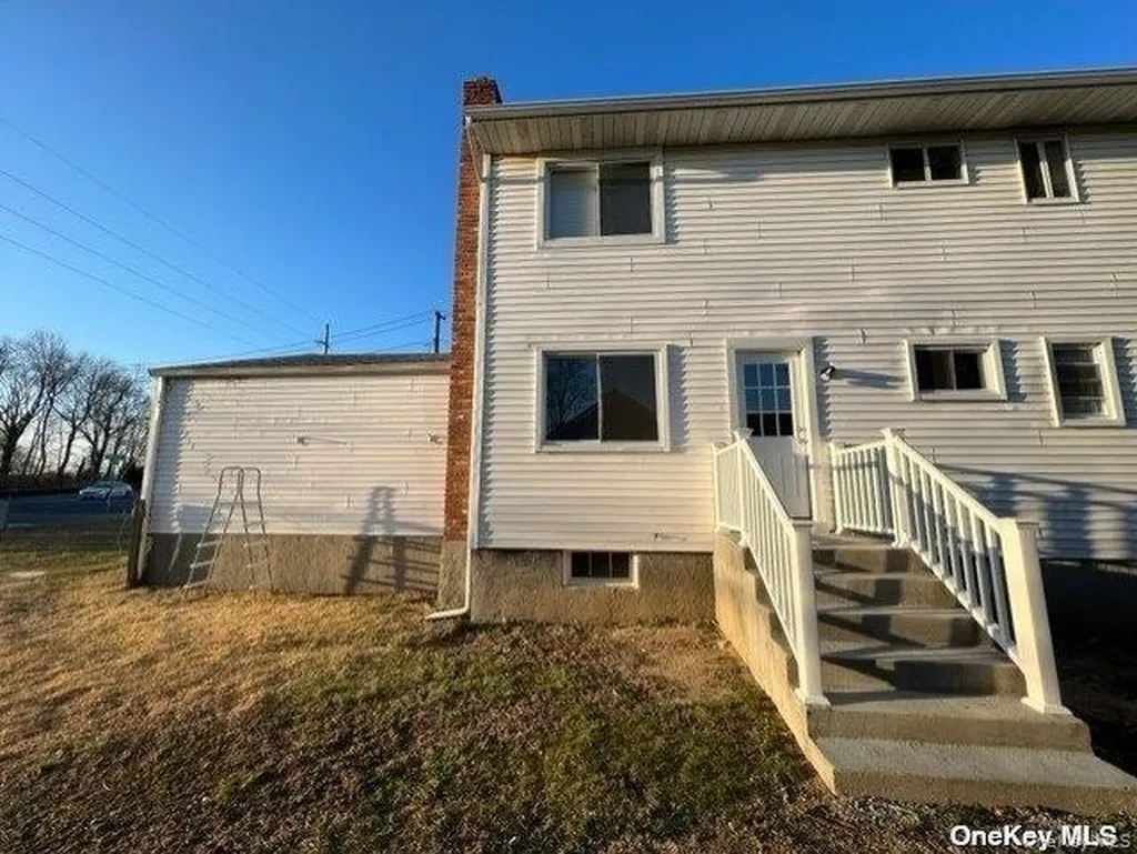 6 Roland Place West Babylon NY 11704