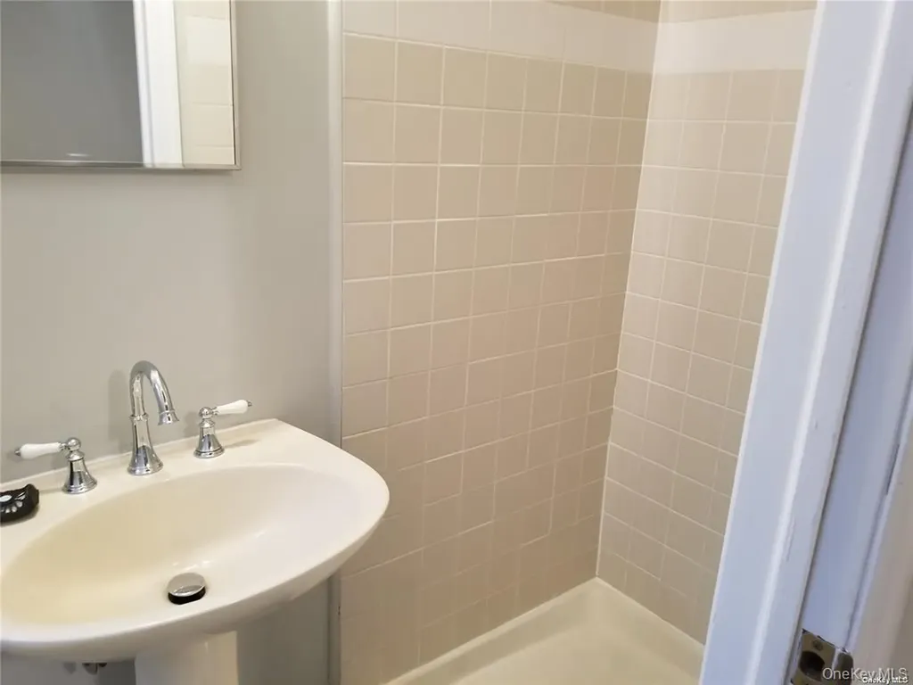 6 Roland Place West Babylon NY 11704