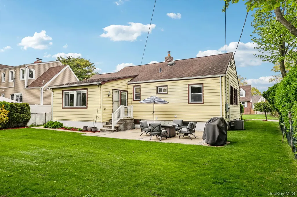 23 Berwick Road Hewlett NY 11557