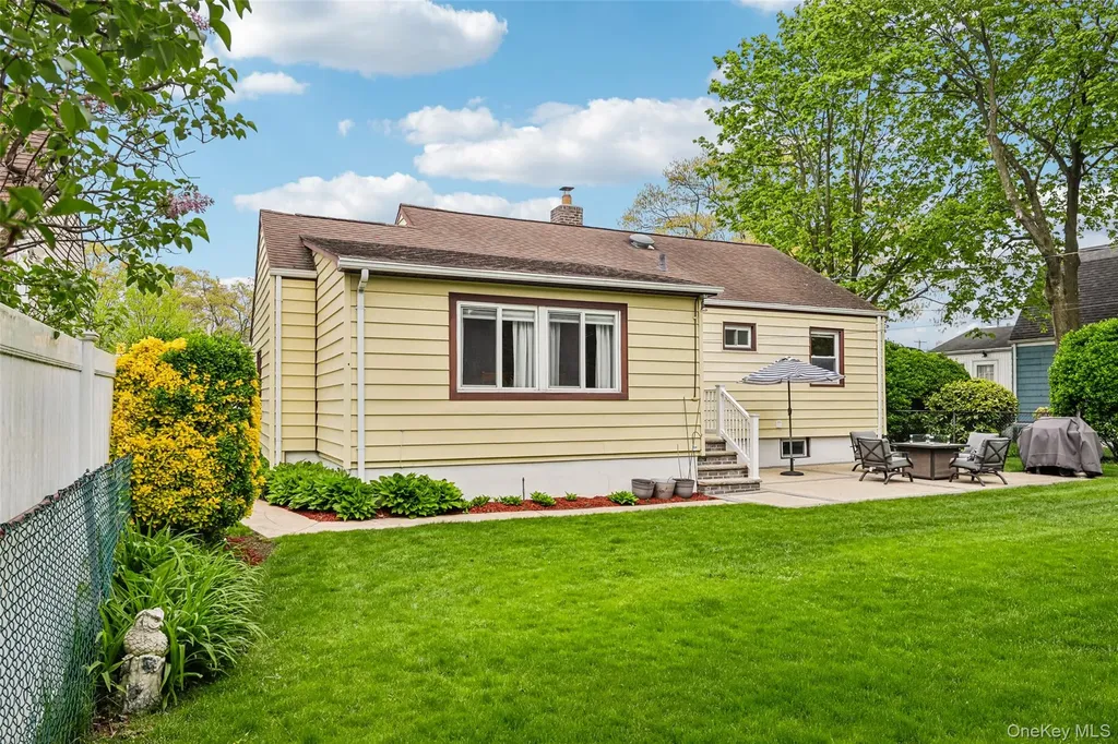 23 Berwick Road Hewlett NY 11557