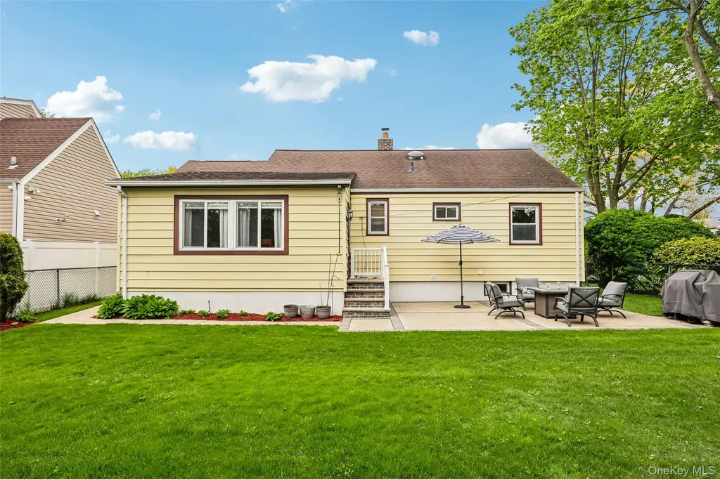 23 Berwick Road Hewlett NY 11557