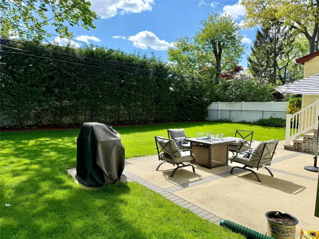 23 Berwick Road Hewlett NY 11557