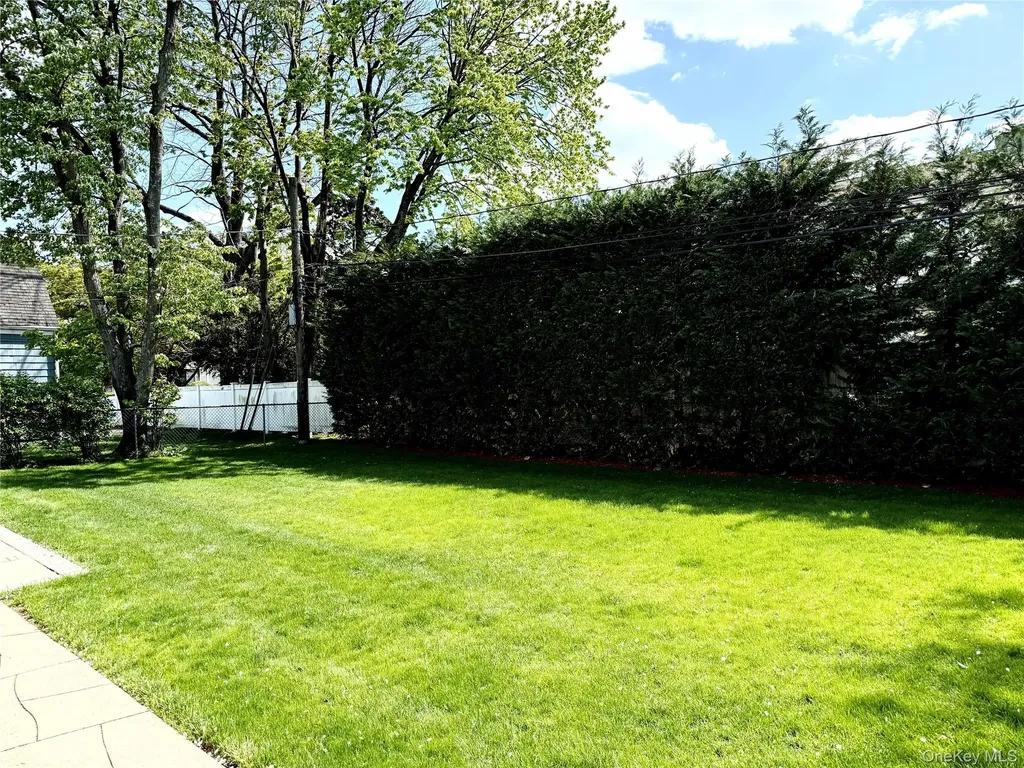 23 Berwick Road Hewlett NY 11557