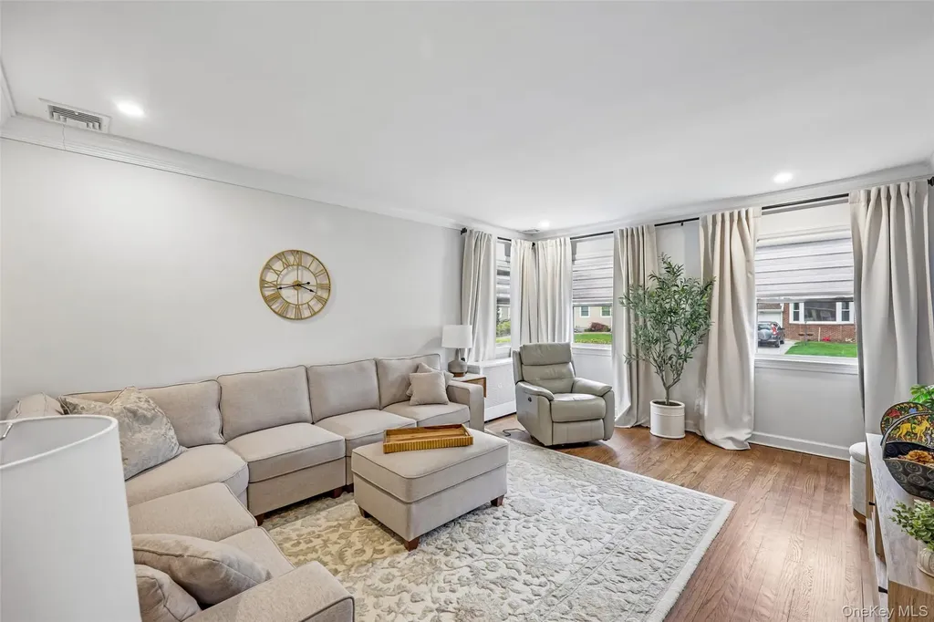23 Berwick Road Hewlett NY 11557