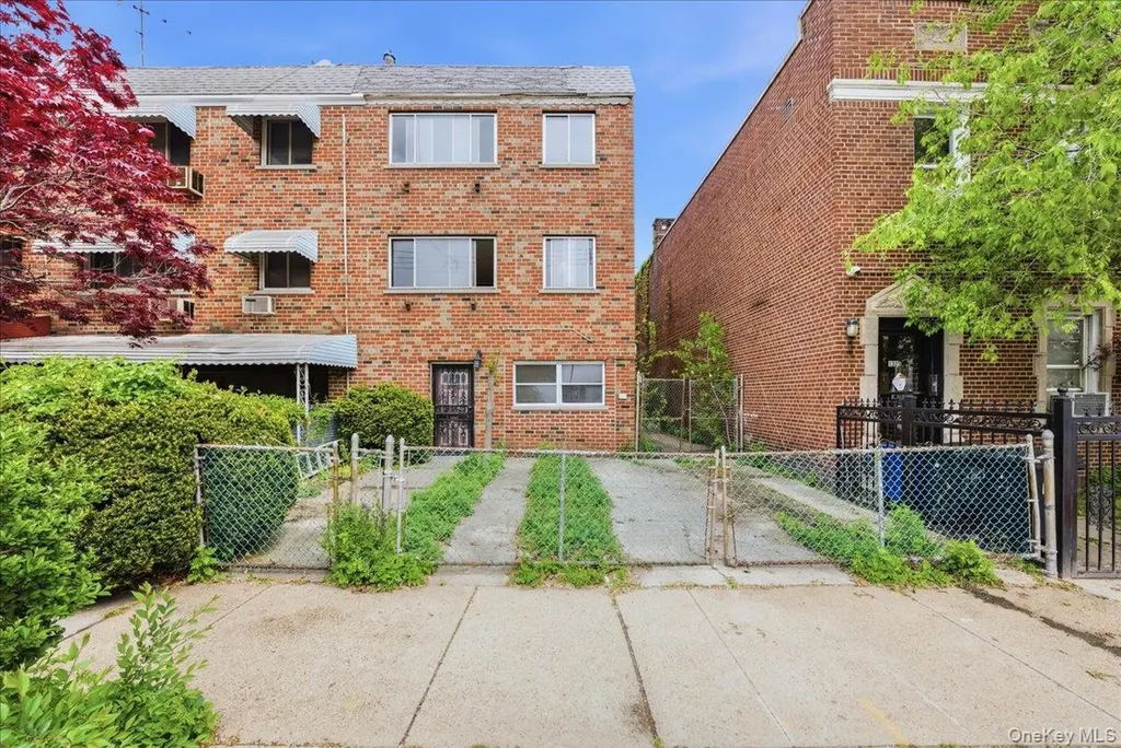1323 E 222nd Street Bronx NY 10469