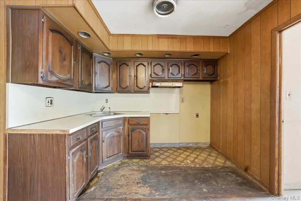 1323 E 222nd Street Bronx NY 10469