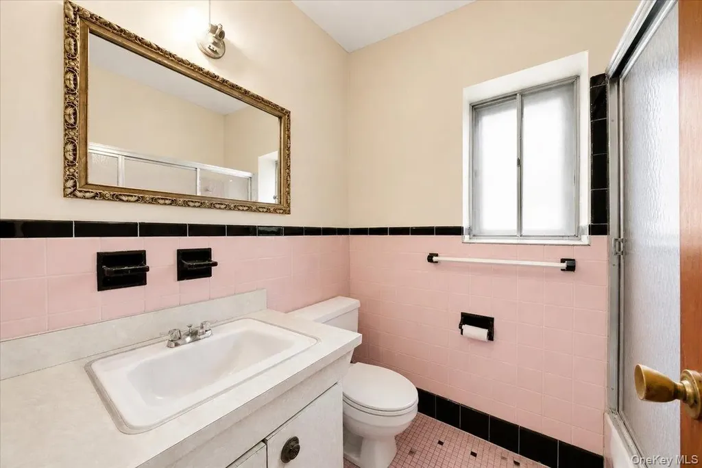 1323 E 222nd Street Bronx NY 10469