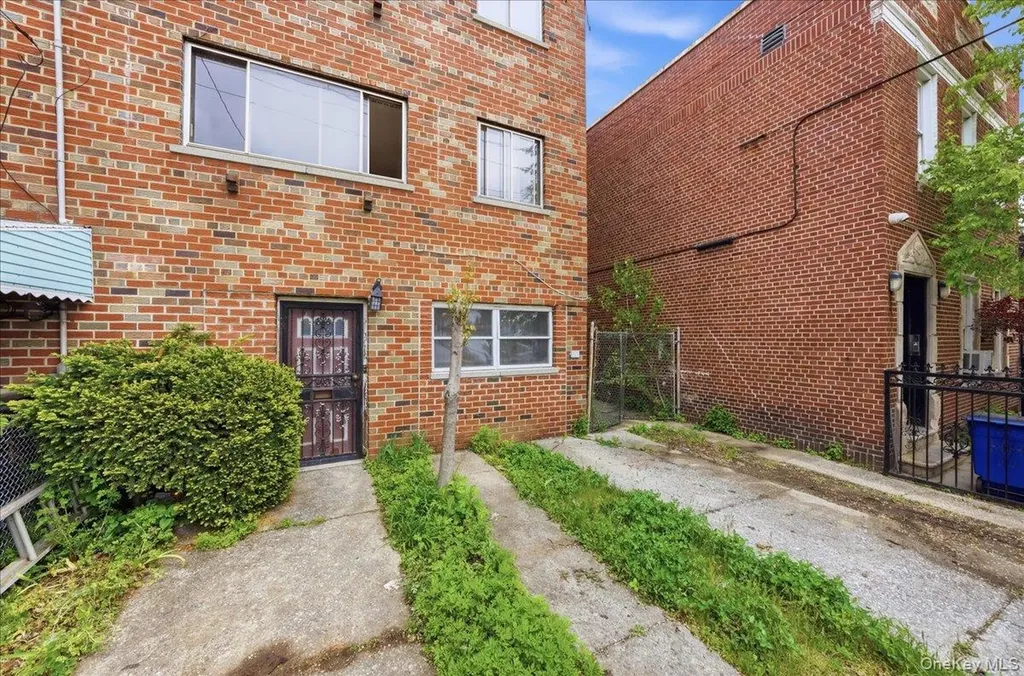 1323 E 222nd Street Bronx NY 10469