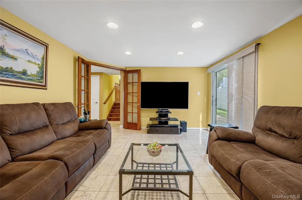 41 Robert Circle Syosset NY 11791