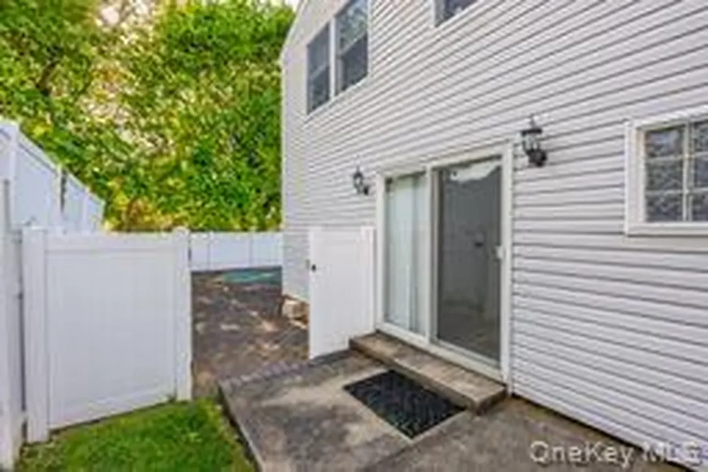 41 Robert Circle Syosset NY 11791
