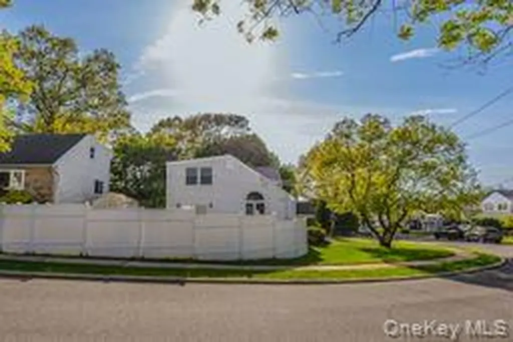 41 Robert Circle Syosset NY 11791
