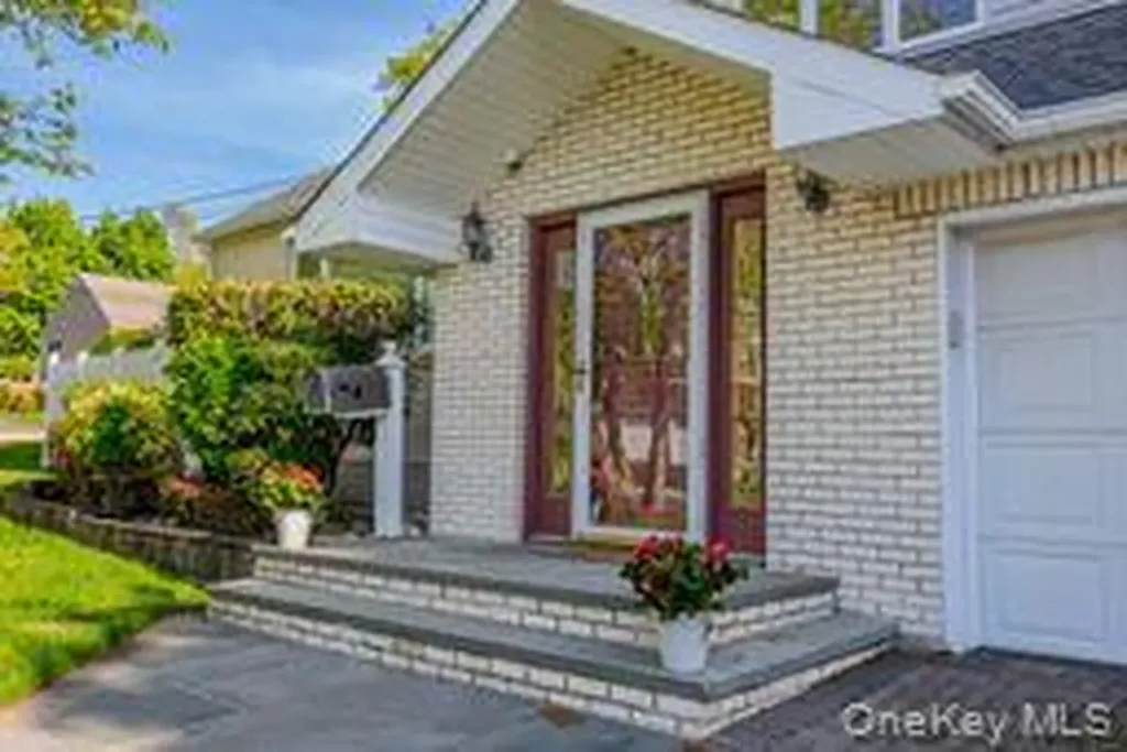 41 Robert Circle Syosset NY 11791