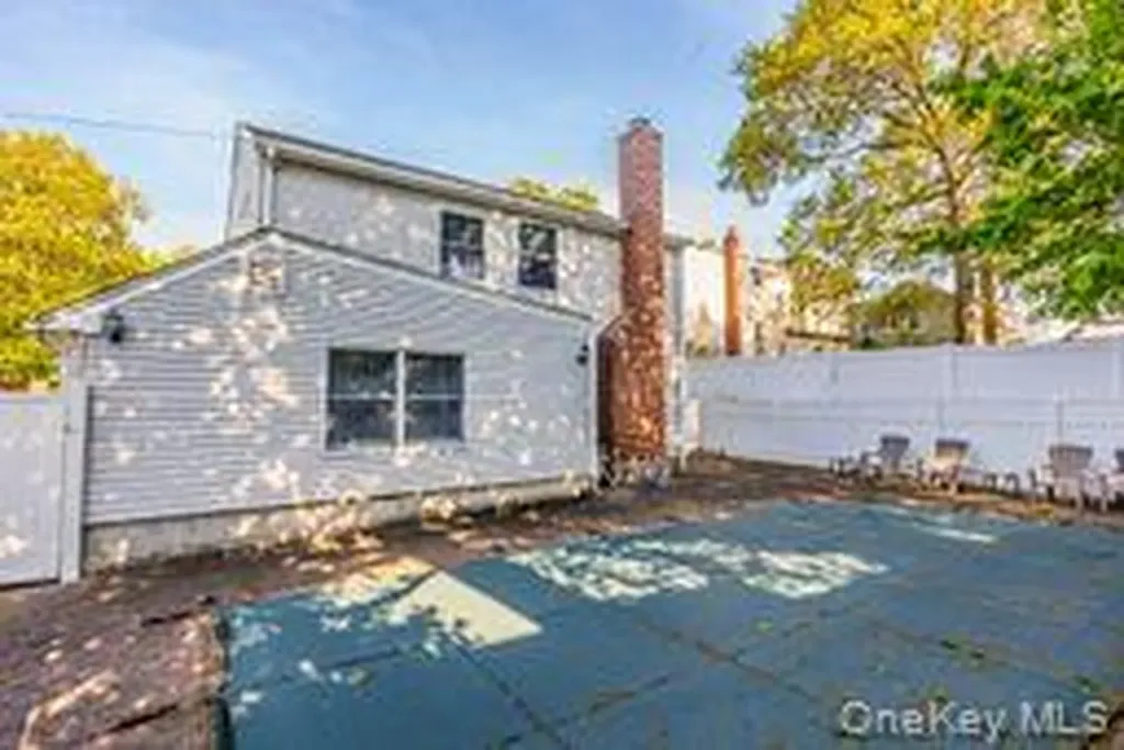 41 Robert Circle Syosset NY 11791