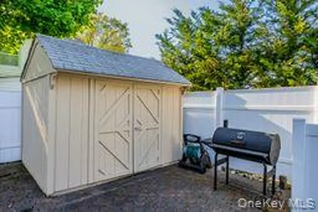 41 Robert Circle Syosset NY 11791