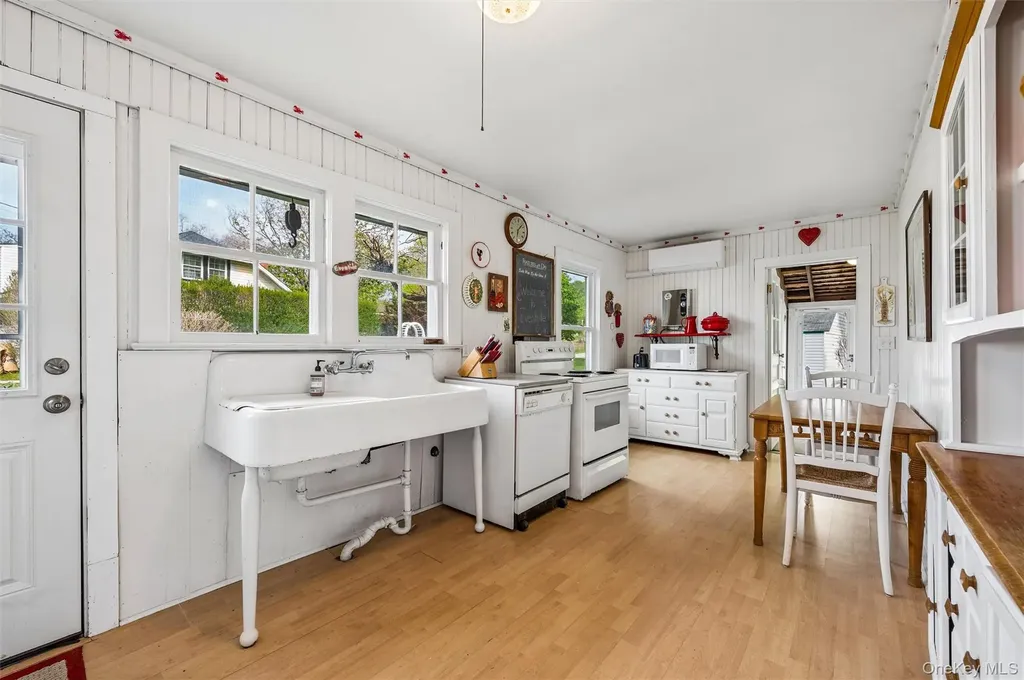 21 N Walk Riverhead NY 11901