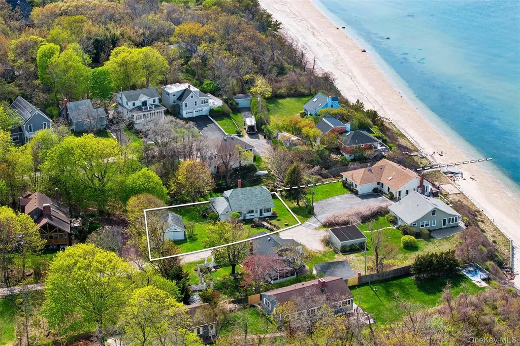 21 N Walk Riverhead NY 11901