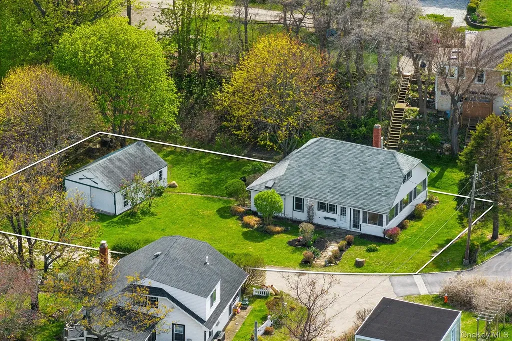 21 N Walk Riverhead NY 11901