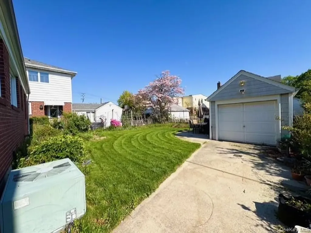 4 Powell Place New Hyde Park NY 11040