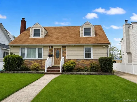 14 Evans Avenue Albertson NY 11507