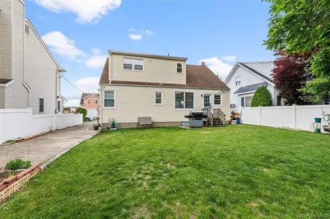 14 Evans Avenue Albertson NY 11507