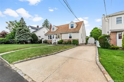 14 Evans Avenue Albertson NY 11507