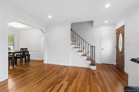 14 Evans Avenue Albertson NY 11507