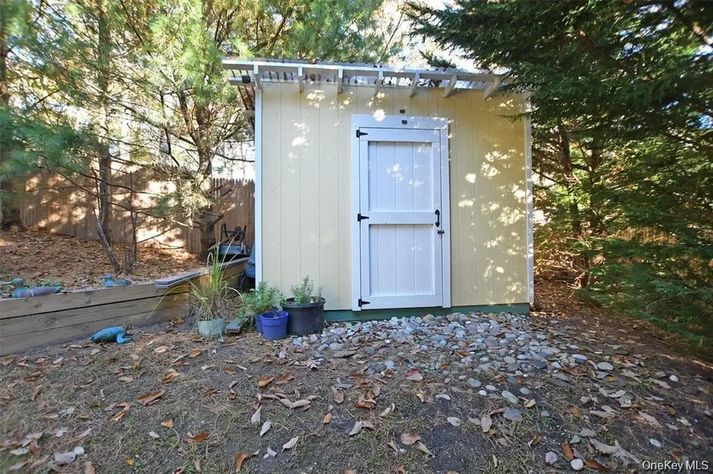 64 Glen Road Baiting Hollow NY 11933