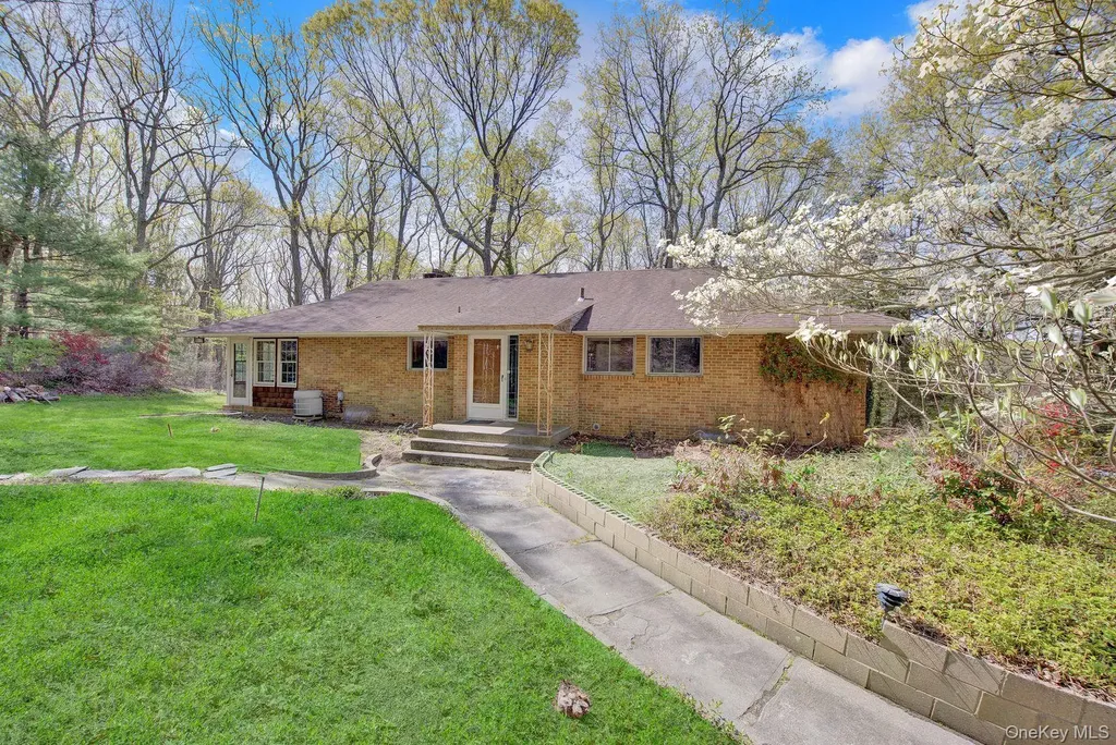 28 Picardy Lane Laurel Hollow NY 11791