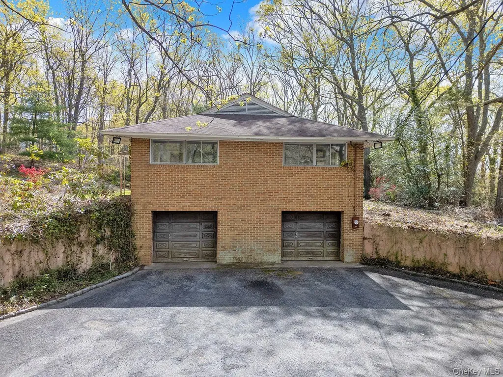 28 Picardy Lane Laurel Hollow NY 11791