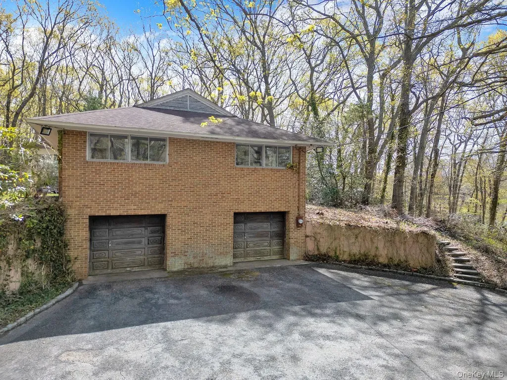 28 Picardy Lane Laurel Hollow NY 11791