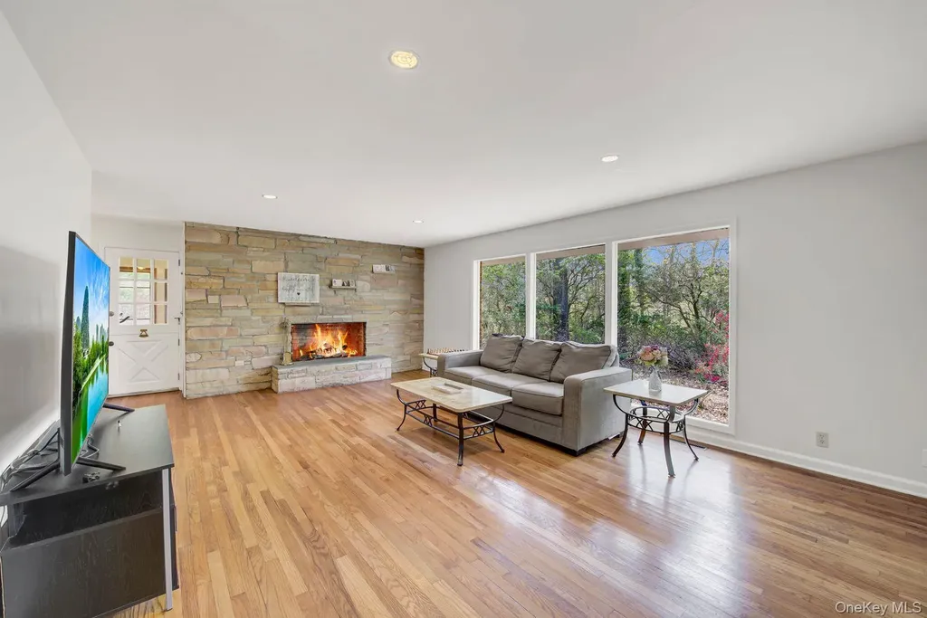 28 Picardy Lane Laurel Hollow NY 11791
