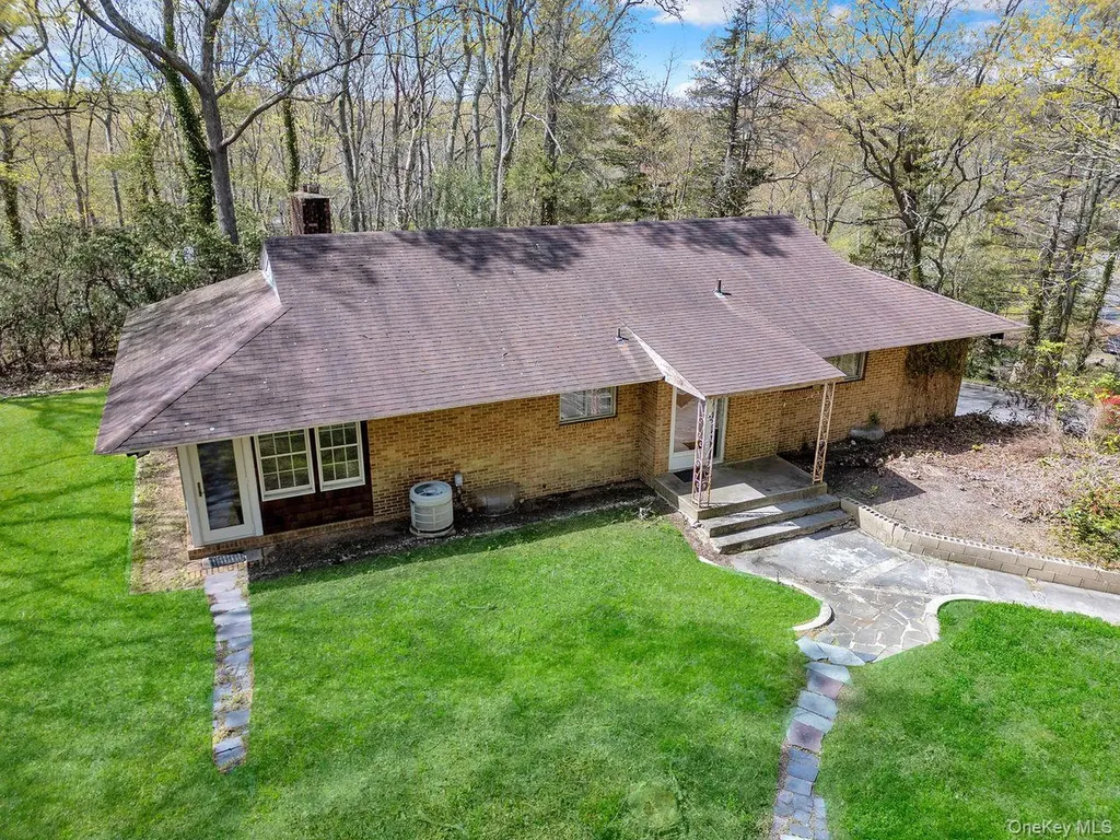 28 Picardy Lane Laurel Hollow NY 11791